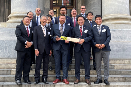 Japanese delegated & RDA staff on steps of Parliament House